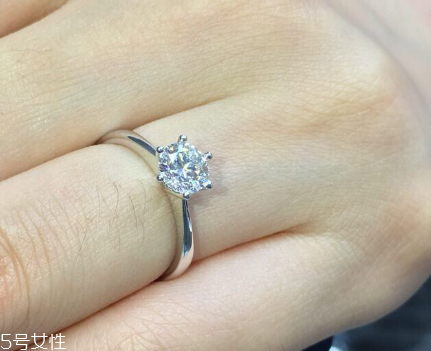 鉆戒是訂婚買還是結(jié)婚買？鉆戒訂婚就要買嗎？