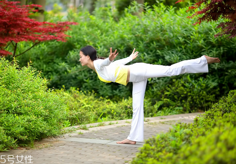 練瑜伽可以開(kāi)空調(diào)嗎 夏天練瑜伽的注意事項(xiàng)