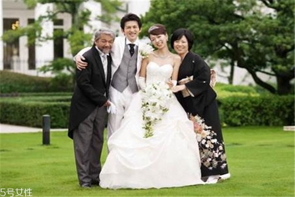 兒子結(jié)婚媽媽穿什么衣服 大方得體就行啦