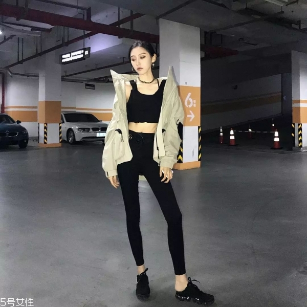 女生羽絨服怎么搭配好看 羽絨服搭配技巧