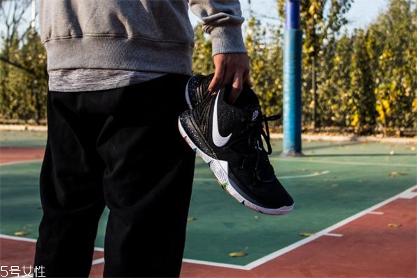 nike kyrie 5歐文5實(shí)戰(zhàn)測(cè)評(píng) 不能錯(cuò)過(guò)的上腳報(bào)告