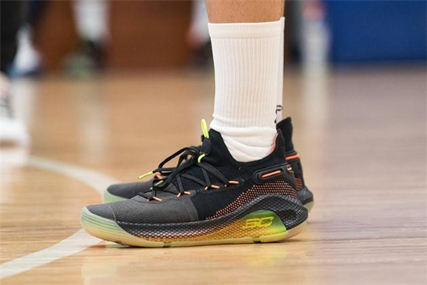 ua curry 6庫里6代戰(zhàn)靴測評 一起感受全掌緩震