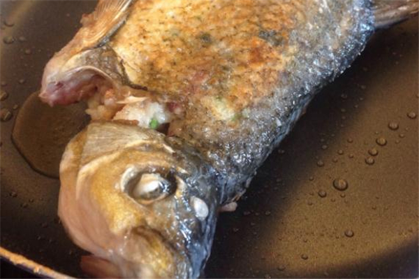 煎釀鯪魚的做法 著名廣東菜食譜