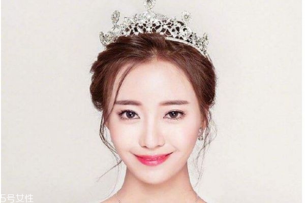 結(jié)婚要化什么妝呢 結(jié)婚的妝應(yīng)該怎么化呢