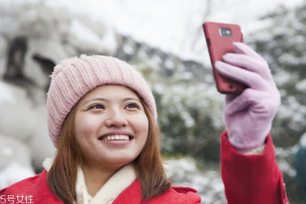 手上出現(xiàn)凍瘡應(yīng)該怎么辦呢 什么原因造成的凍瘡呢