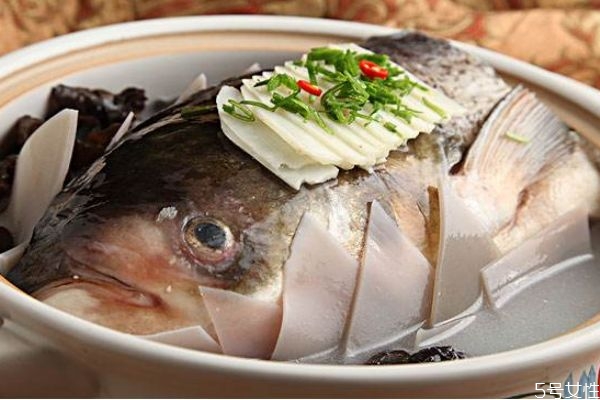 吃鳙魚(yú)有什么注意事項(xiàng)呢 什么人群不能吃鳙魚(yú)呢