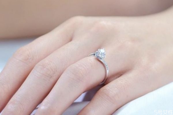 求婚戒指和結婚戒指一樣嗎 訂婚戒指和結婚戒指的區(qū)別