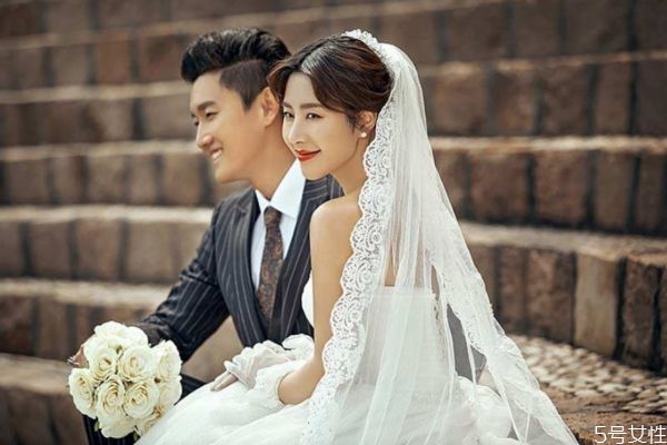 嫁給愛(ài)情還是嫁給金錢 結(jié)婚物質(zhì)重要還是愛(ài)情