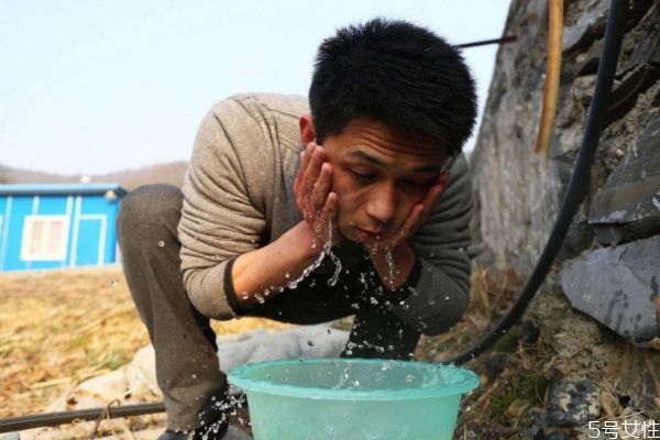 冷水洗臉能防止皺紋嗎 冷水洗臉有什么好處呢