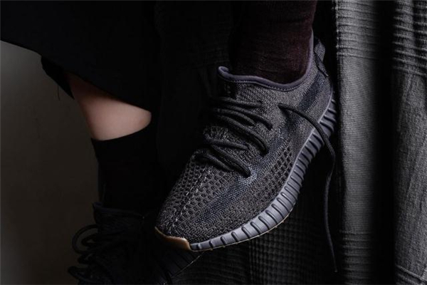 yeezy350黑生膠價格 椰子350黑生膠反光嗎