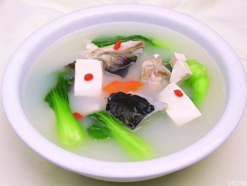 魚(yú)頭豆腐湯魚(yú)要腌制嗎 燒魚(yú)頭豆腐湯用冷水還是熱水