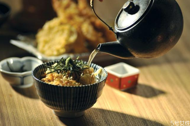 茶泡飯對(duì)胃好嗎 為什么吃泡飯對(duì)胃不好