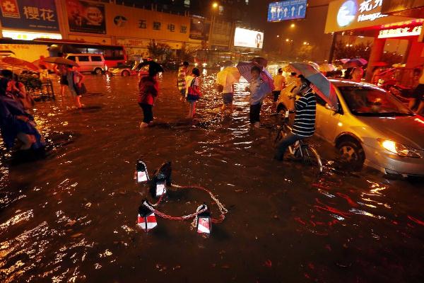 杭州昨晚暴雨突襲:開車如行船 下暴雨有什么辦法擋水