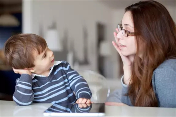 孩子會(huì)說話但是不說怎么辦 孩子不愛說話是什么原因造成的