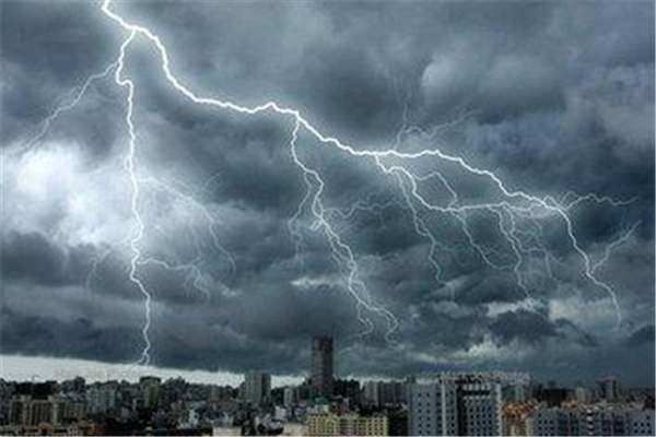 暴雨對(duì)生活的影響 暴雨后的山西古建