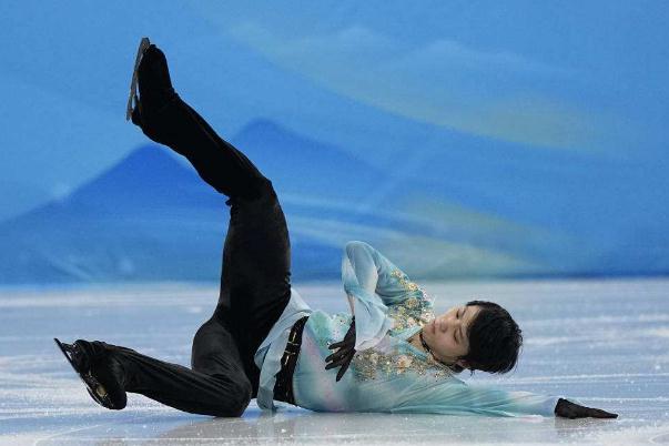 羽生結(jié)弦挑戰(zhàn)4A失敗謝幕撫摸冰面 花滑4a和4T的區(qū)別