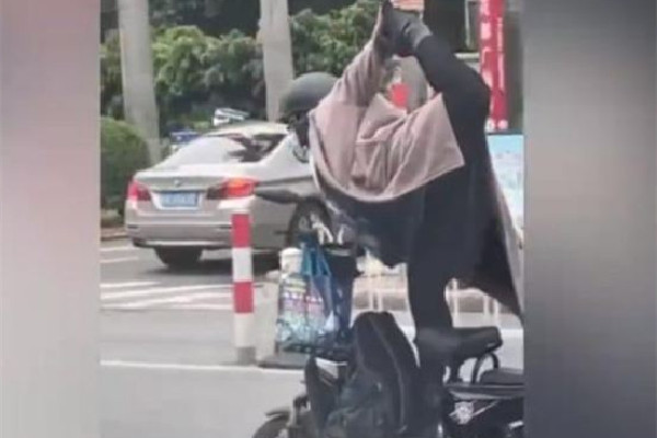 女子“練瑜伽”式騎車驚呆路人 瑜伽什么環(huán)境比較好