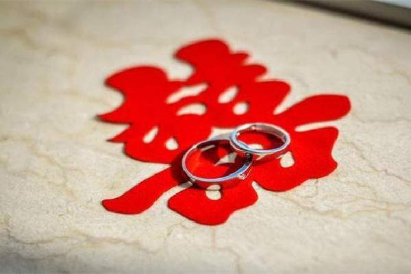 民政局開(kāi)工男子拍到僅兩對(duì)新人結(jié)婚 為什么結(jié)婚的人越來(lái)越少